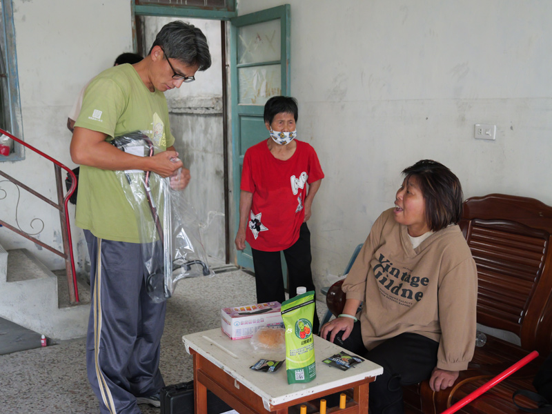 門諾基金會、光復災後應援、重建生活、挑新衣、入冬送暖、大同村、花蓮愛心輔具銀行