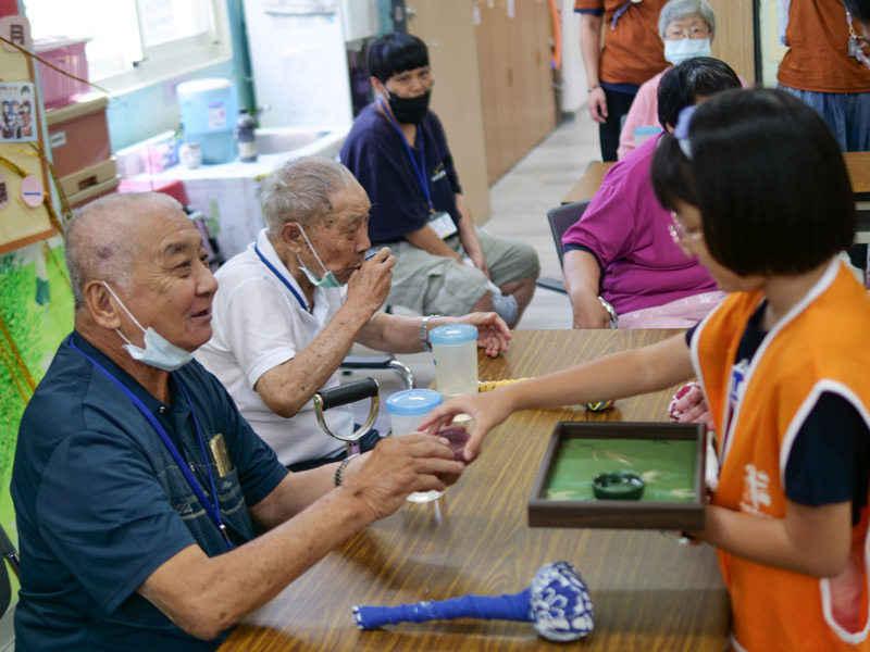 門諾基金會,長照服務,社區據點,日照中心,爸爸節,88節,父親節,老幼共融,職場友善,育兒家庭,暑假,社區關懷,照服員,奉茶