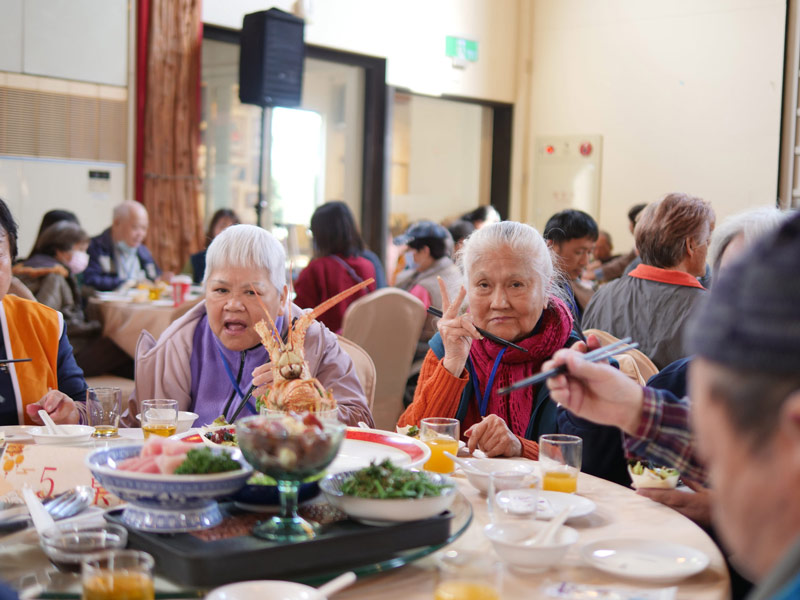 門諾基金會，2026年，新春圍爐，馬年，長者圍爐，長照服務，銘師父,年菜，龍蝦，生魚片，愛彼基金會，瑞士愛彼錶