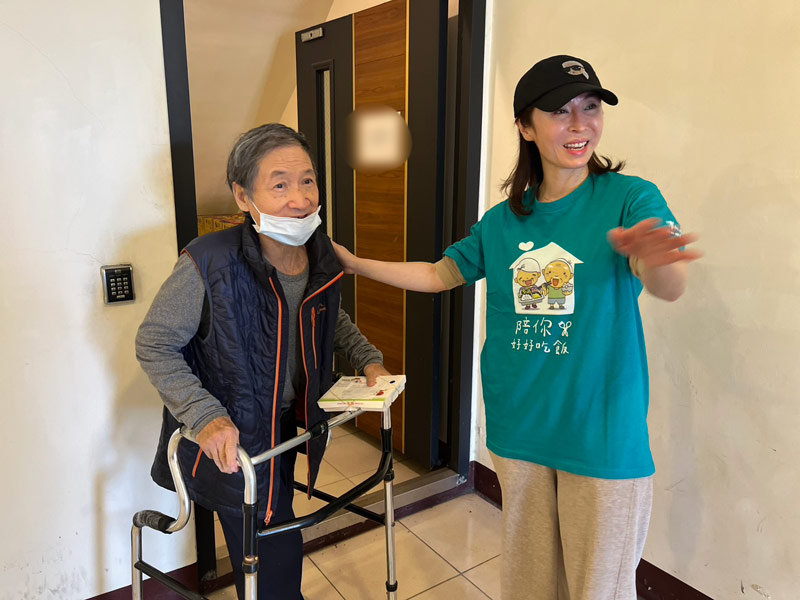 門諾基金會，新春，年節物資，鄭書瑄，花東，花蓮，到宅送餐，長照服務，獨居老人，過年，身障