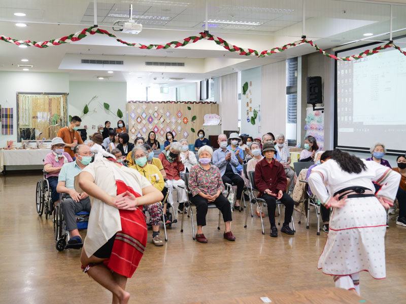 門諾基金會、島股織流、太魯閣織藝、共生創新、花蓮、美崙、日照中心、編織、苧麻、銀髮、樂齡、長照、衛服部、文化局、原住民、根Biyax樂舞團、成果展