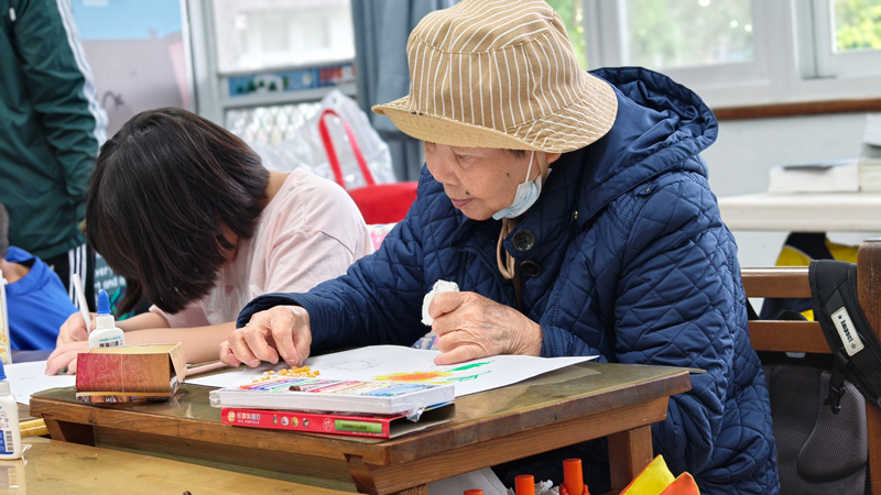 門諾基金會、佳民國小、老幼共學、長照服務、兒童節、生活課程、彩色筆、開學、一年級、二年級
