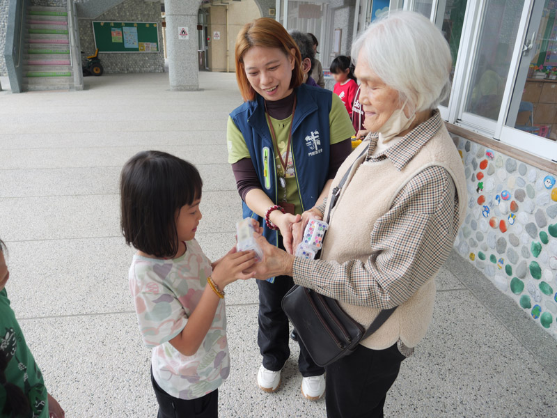 門諾基金會、佳民國小、老幼共學、長照服務、兒童節、生活課程、彩色筆、開學