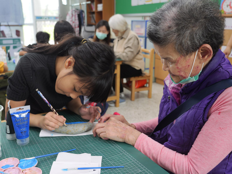 門諾基金會、佳民國小、老幼共學、長照服務、兒童節、生活課程、彩色筆、開學、一年級、二年級