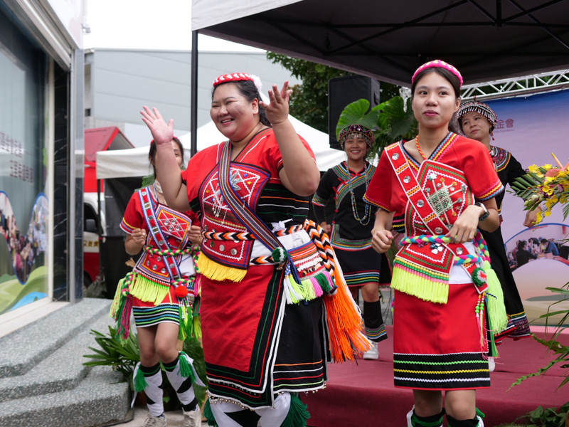 開幕儀式由門諾基金會同仁身著原民傳統服飾，邀請現場貴賓一同共舞熱鬧開場。