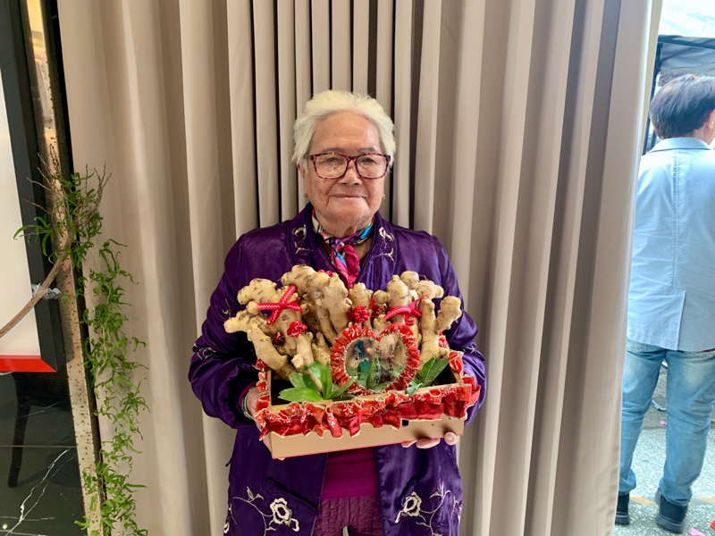 長輩親手以「薑」製作祝福禮物，祝賀甜心食堂「萬壽無疆（薑）」