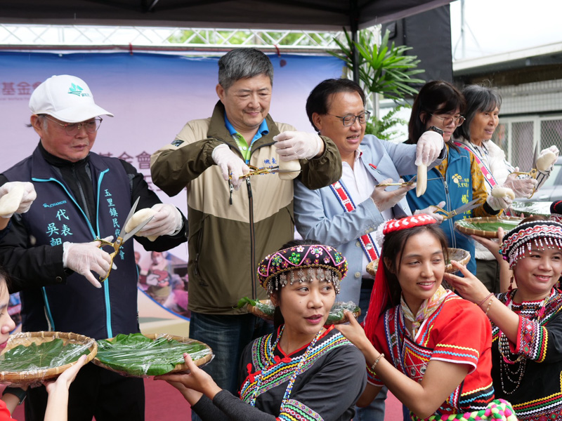 現場邀請貴賓及門諾基金會長官共同剪下杜崙，象徵給玉里鄉親及族人們的祝福。