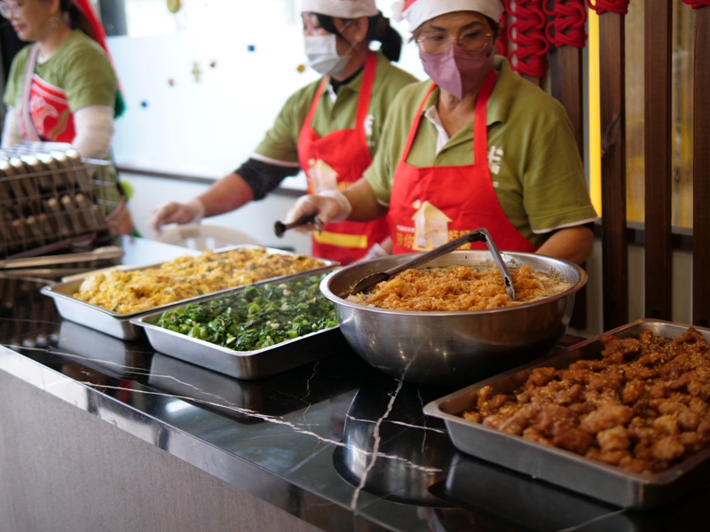 甜心食堂每日午餐供應四菜一湯，不定期搭配水果及甜點，營養均衡。
