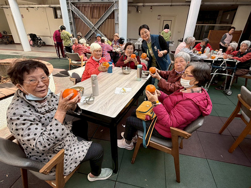 門諾基金會,門諾台南銀髮悠活園區,和順日照,長青學苑,和順居,老人住宿,新春圍爐,團圓飯,銀髮友善,火鍋,社區適應,紅包