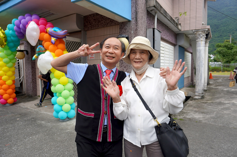 佳民國小老幼共學畢業典禮83歲林阿嬤開心與游校長合影