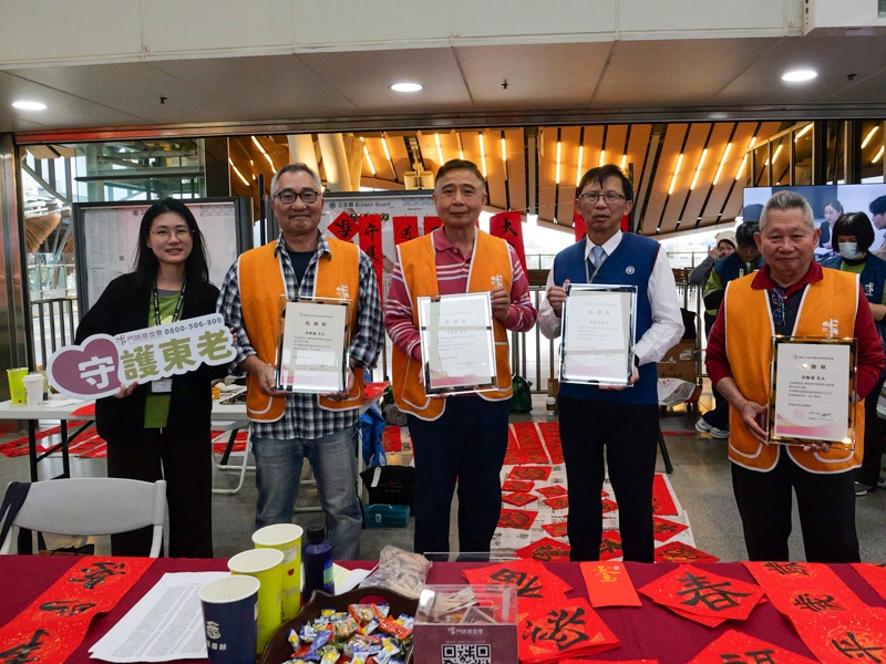 左起門諾基金會公共事務處連玉美主任、許勝國志工、曾慶熹志工、花蓮火車站鄭成忠站長、許勝通志工。