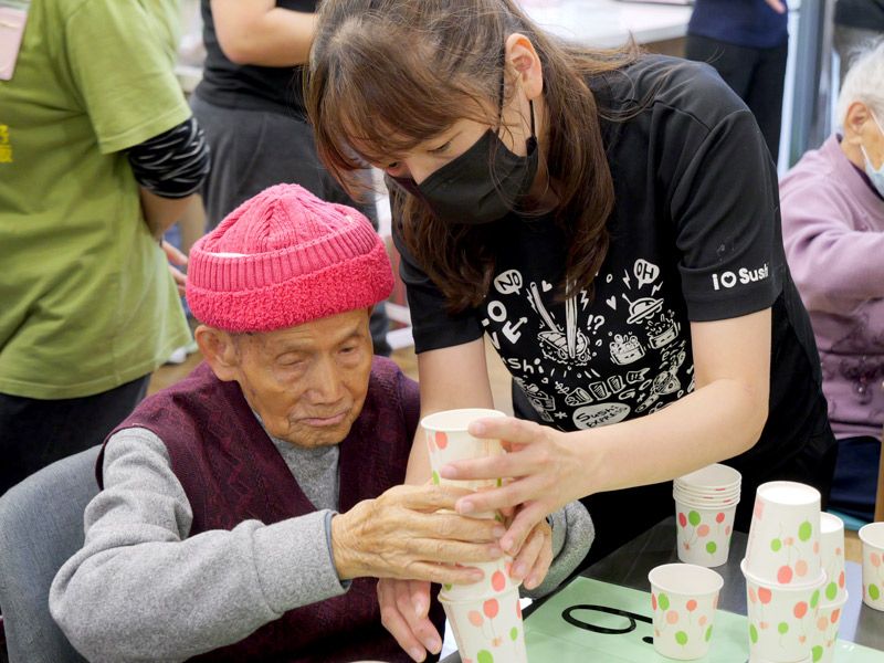 連鎖餐飲環台抵花蓮 走入門諾日照中心疊杯青銀同樂