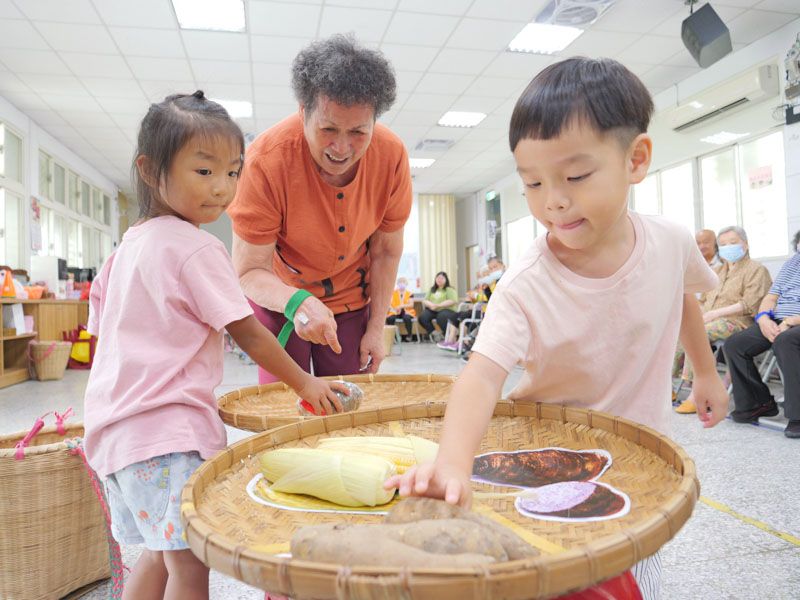 孩子一來 阿公阿嬤全動起來 門諾基金會復古童玩運動會重啟老幼共融