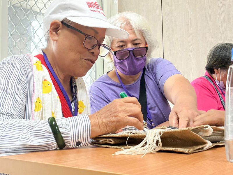 門諾基金會部落工坊串聯光復青老創意 打造中秋溫暖公益禮