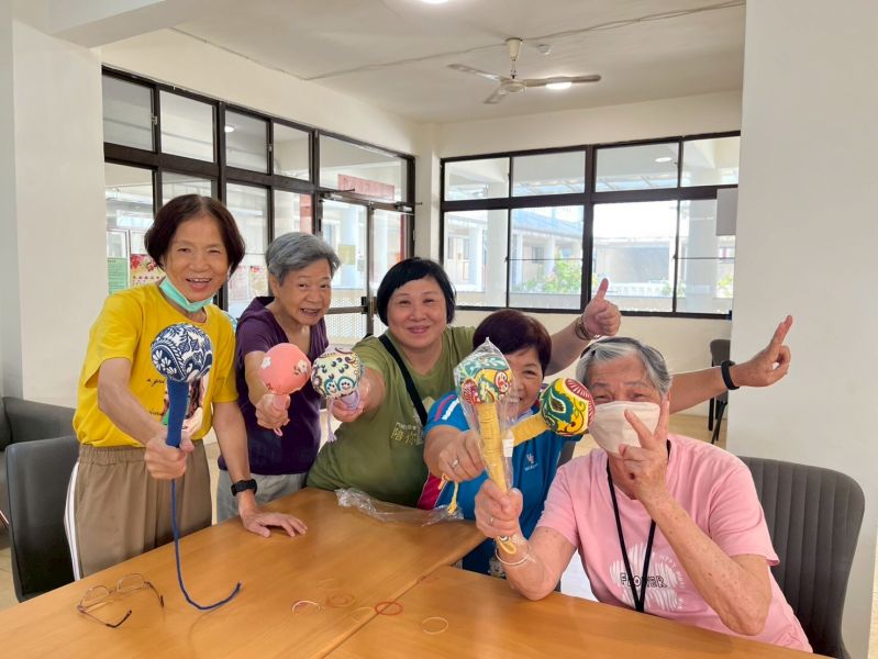 門諾和順居住宿長輩手作活動-艾草槌DIY