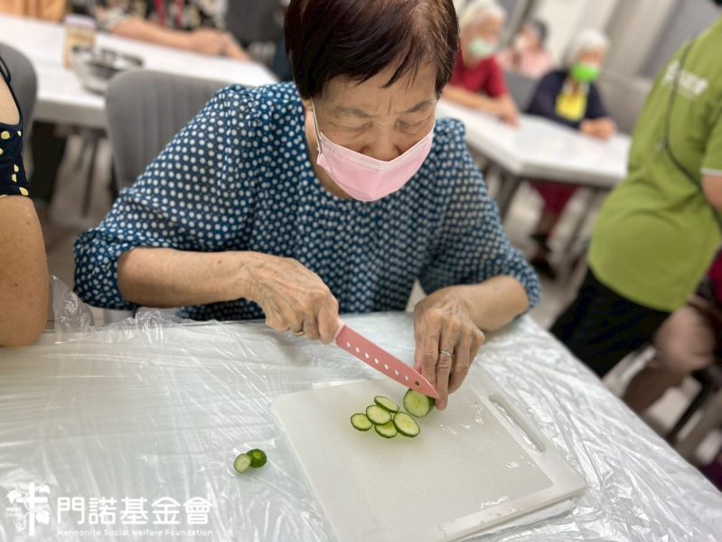 門諾和順日照中心-食在有趣・創意鬆餅小漢堡DIY