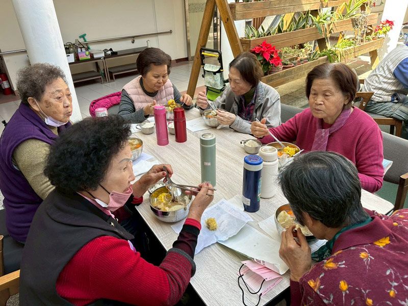 門諾台南銀髮園區圍爐迎春